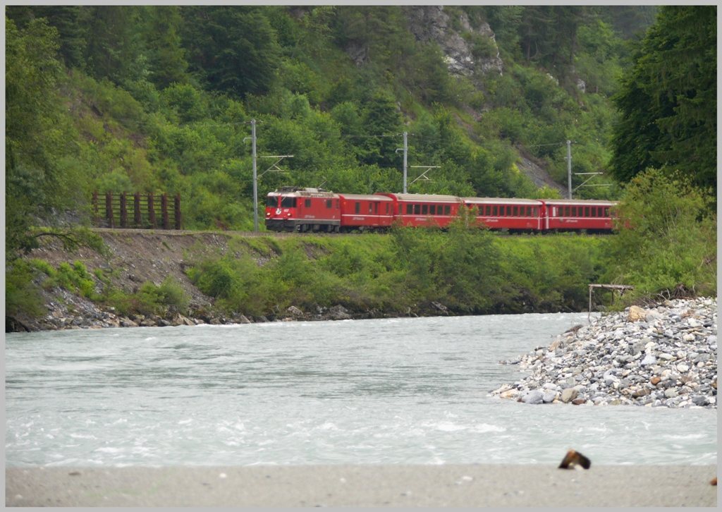 RE1232 mit Ge 4/4 II 617  Ilanz  fhrt entlang des Vorderrheins bei Trin. (20.06.2010)
