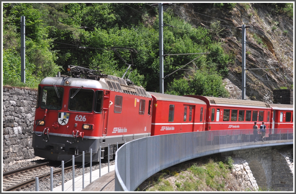 RE1232 mit der Ge 4/4 II 626  Malans  zwischen Reichenau und Trin. (21.05.2011)