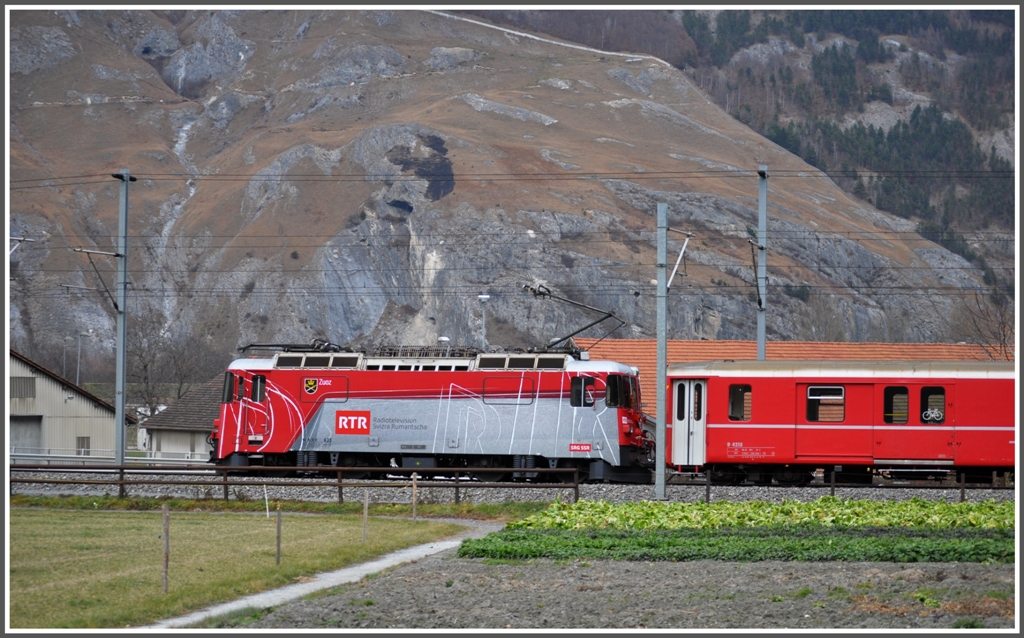 RE1232 mit Ge 4/4 II 633  Zuoz  nach Disentis/Mustr fhrt am Waffenplatz Chur vorbei. Trotz Salat ein Bild vom (03.12.2011)