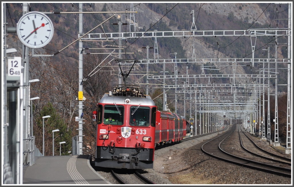 RE1232 mit Ge 4/4 II 633  Zuoz  in Chur Wiesental. (04.12.2011)