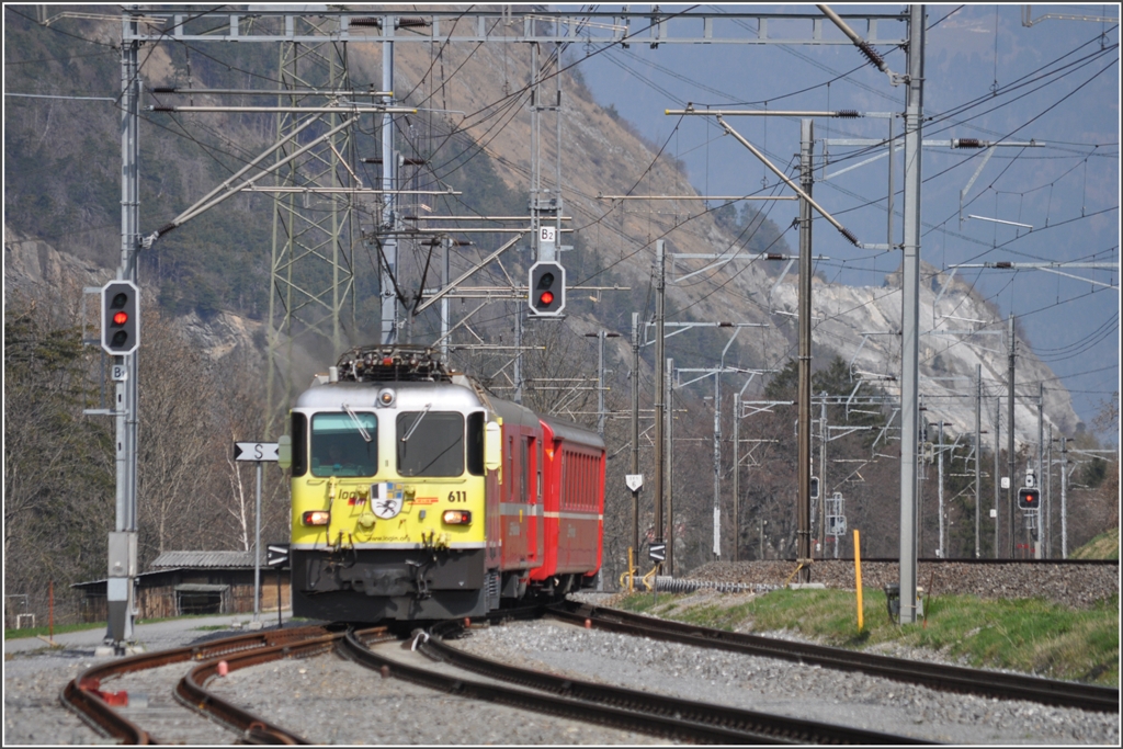 RE1232 mit Ge 4/4 II 611  Landquart  in Haldenstein. (29.03.2012)