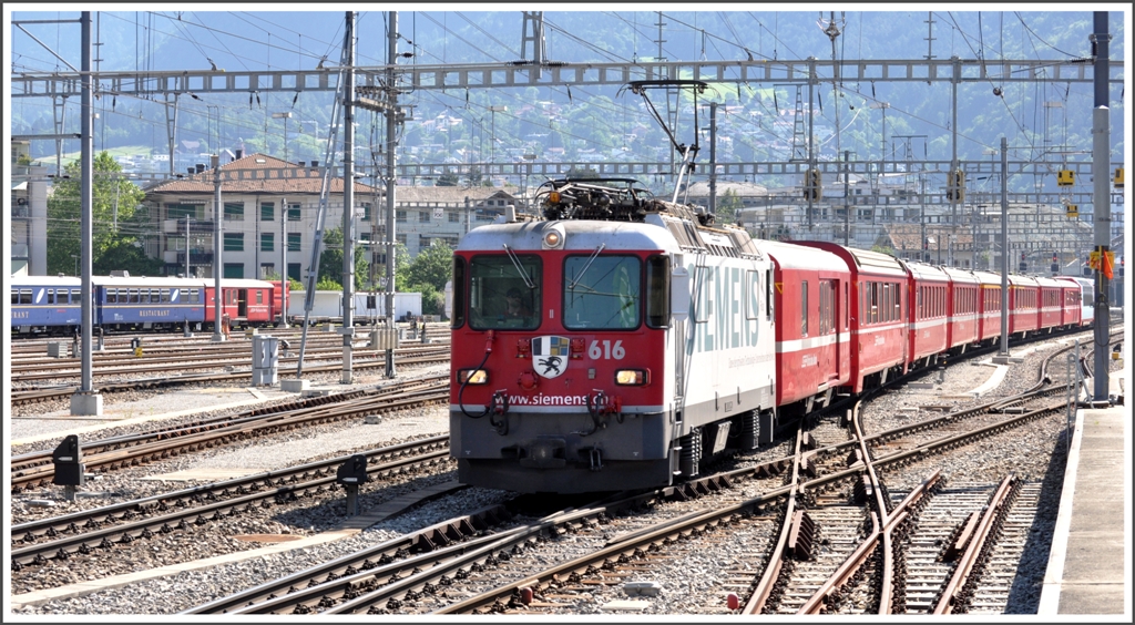 RE1232 mit Ge 4/4 II 616  Filisur  verlsst Chur. (17.06.2012)