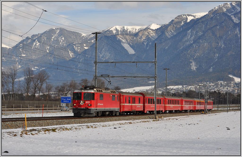 RE1232 nach Disentis mit Ge 4/4 II 612  Ilanz  bei Felsberg. (15.01.2013)