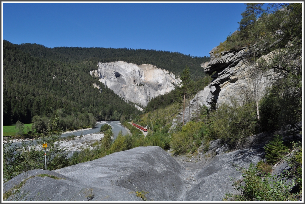 RE1232 in der Vorderrheinschlucht zwischen Versam-Safien und Valendas-Sagogn. Verschwindend klein ist die RhB in dieser grandiosen Landschaft und sie wird ihrem Namen  die kleine Rote  vollkommen gerecht. (13.09.2011)