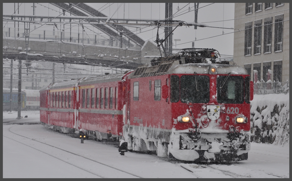 RE1233 aus Disentis mit Ge 4/4 II 620  Zernez  erreicht Chur. (21.12.2011)