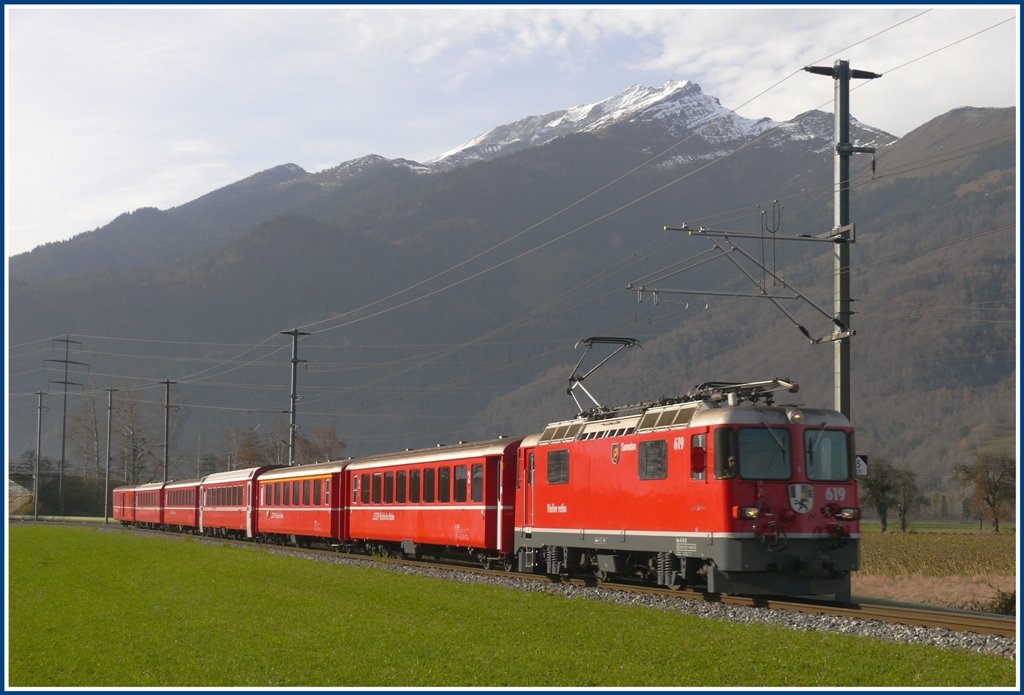 RE1233 mit Ge 4/4 II 619  Samedan  zwischen Zizers und Igis. Im Hintergrund der Haldensteiner Calanda 2806m. (22.11.2009)