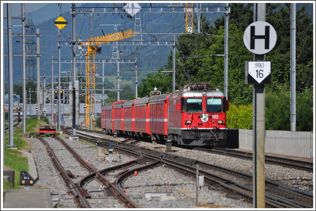 RE1233 mit Ge 4/4 II 613  Domat/Ems  bei der Militrrampe in Chur. (17.06.2012)