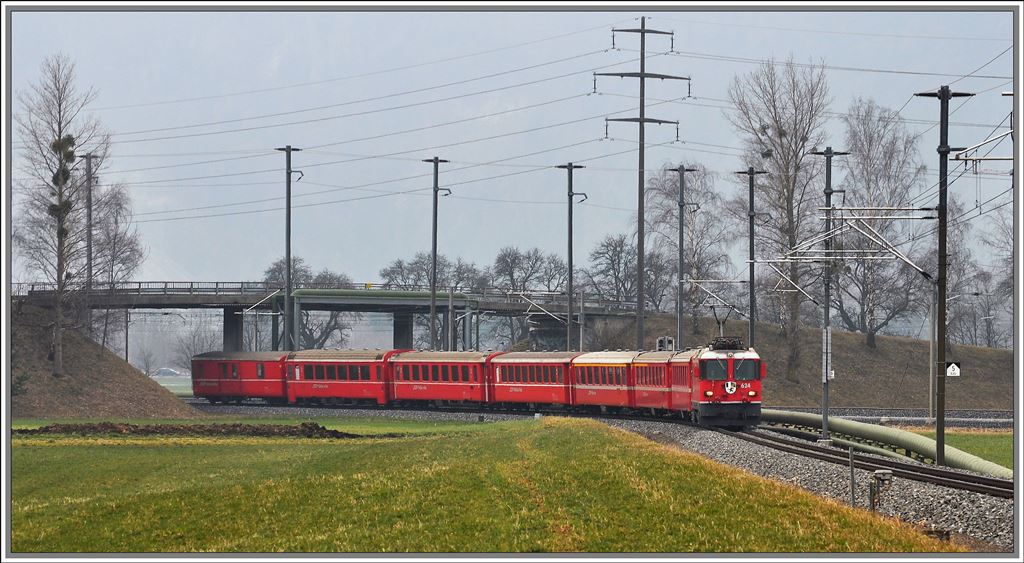 RE1233 mit Ge 4/4 II 624  Celerina/Schlarigna  bei der Verzweigung von RhB und SBB bei Zizers Altlser. (24.03.2013)