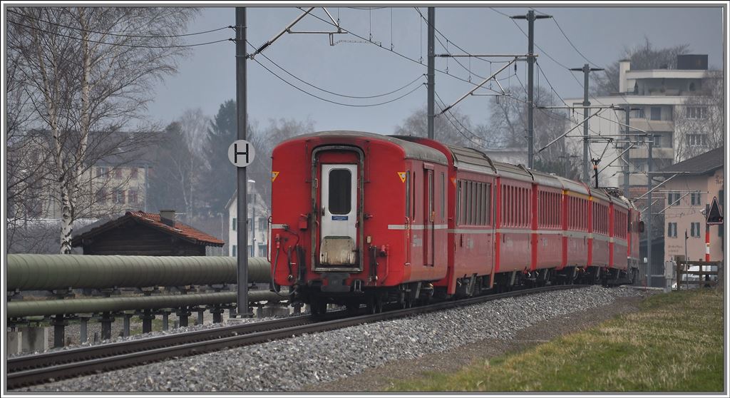 RE1233 mit Ge 4/4 II 624  Celerina/Schlarigna  zwischen Zizers und Igis. (24.03.2013)