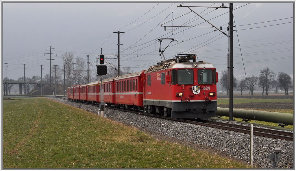 RE1233 mit Ge 4/4 II 624  Celerina/Schlarigna  zwischen Zizers und Igis. (24.03.2013)