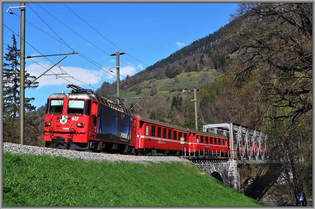 RE1233 mit der Ge 4/4 II 617  Ilanz  auf der Vorderrheinbrcke bei Reichenau-Tamins. (24.04.2013)