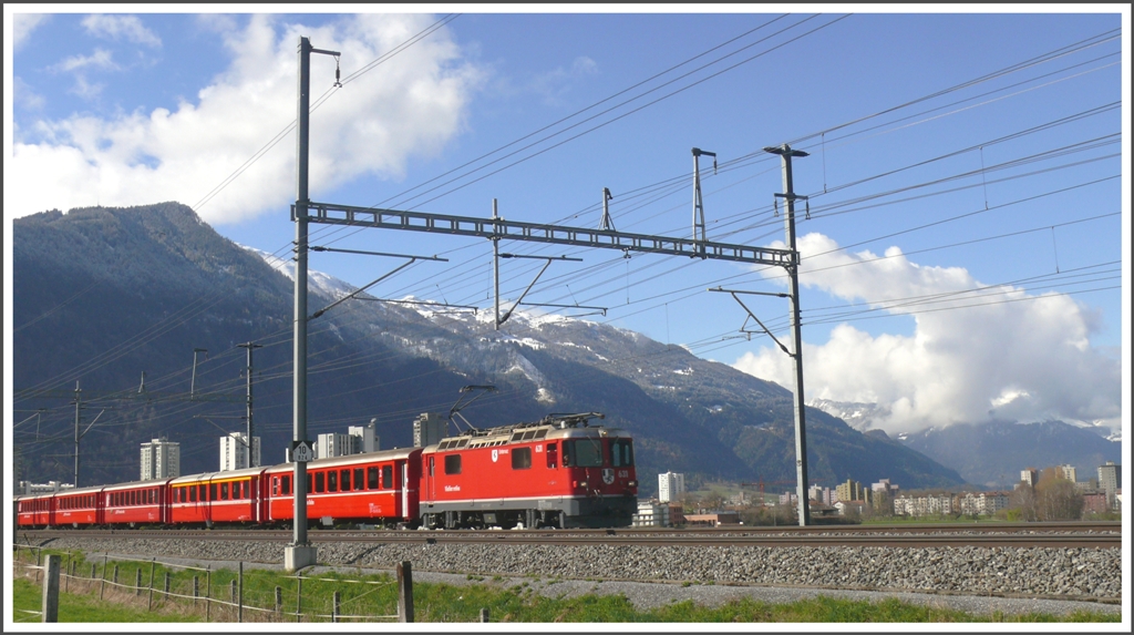 RE1233 nach Scuol-Tarasp hat soeben Chur verlassen. Zuglok ist die Ge 4/4 II 631  Untervaz . (31.03.2010)