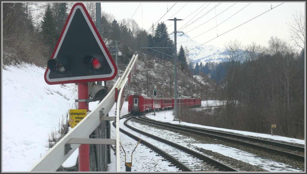 RE1236 mit Ge 4/4 II 622  Arosa  verlsst Valendas-Sagogn. (09.03.2010)
