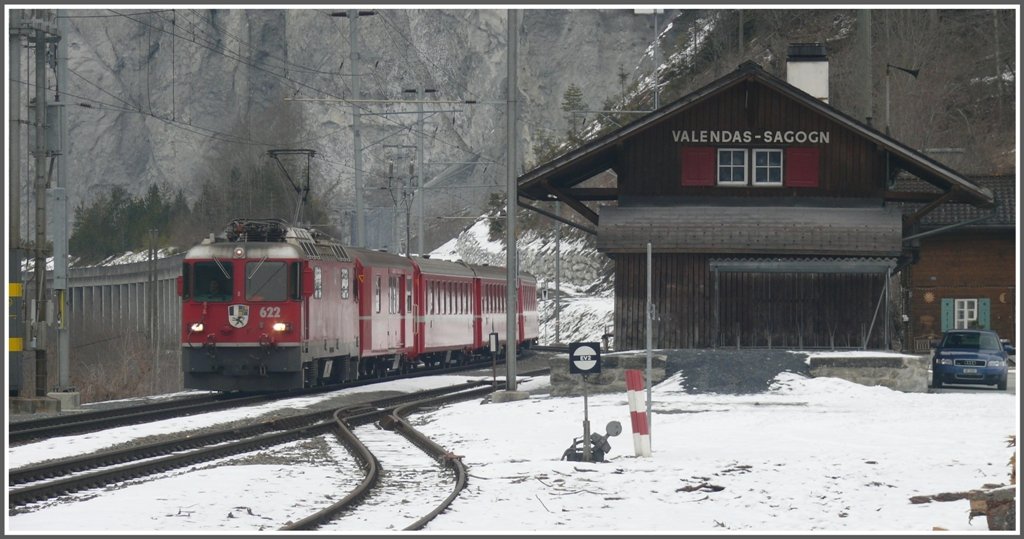 RE1236 mit Ge 4/4 II 622  Arosa  in Valendas-Sagogn. (09.03.2010)