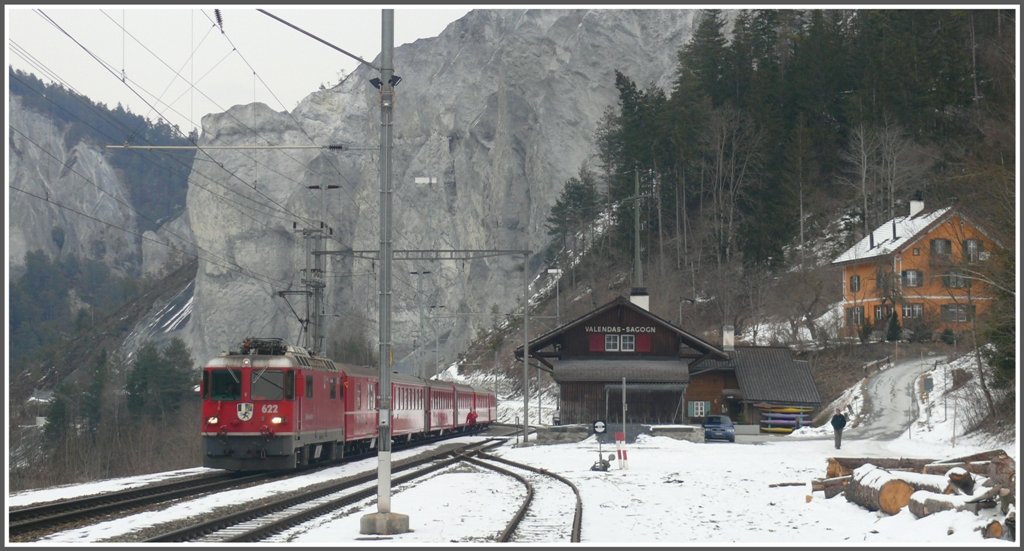 RE1236 mit Ge 4/4 II 622  Arosa  in Valendas-Sagogn. (09.03.2010)