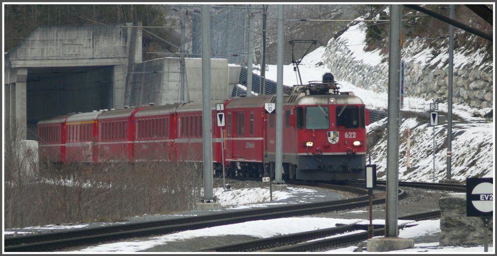 RE1236 mit Ge 4/4 II 622  Arosa  in Valendas-Sagogn. (09.03.2010)