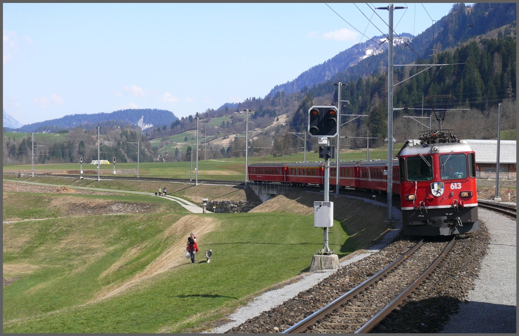 RE1236 mit Ge 4/4 II 613 hat die Rheinschlucht verlassen und fhrtin Castrisch ein. (08.04.2010)