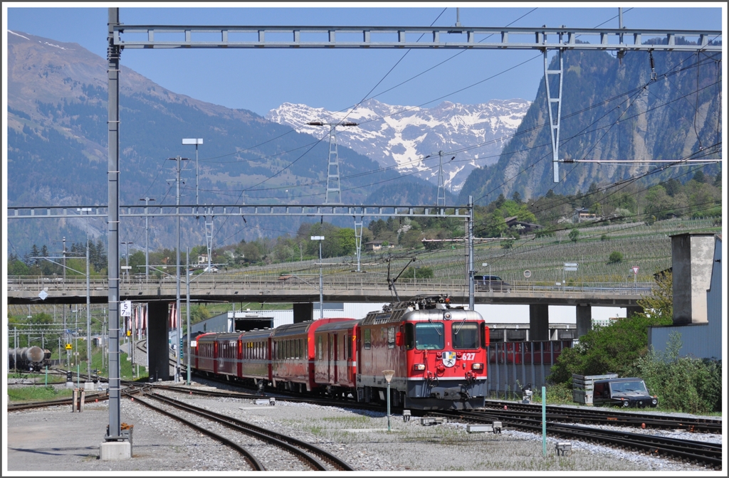 RE1236 mit Ge 4/4 II 627  Reichenau-Tamins  fhrt in Untervaz-Trimmis ein. (20.04.2011)