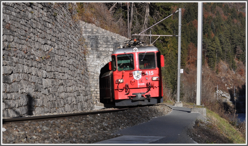 RE1236 mit Ge 4/4 II 615  Klosters  verlsst den Dabitunnel kurz vor der Station Trin. (21.11.2011)