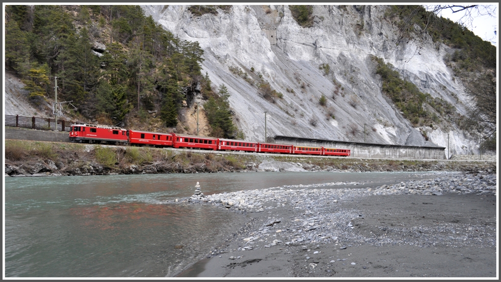 RE1236 mit Ge 4/4 II 612  Thusis  bei Trin. (12.04.2012)