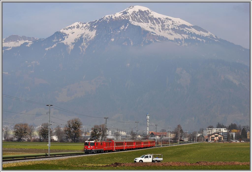 RE1236 mit Ge 4/4 II 627  Reichenau-Tamins  zwischen Igis und Zizers mit dem 2375m hohen Vilan im Hintergrund. (02.04.2013)