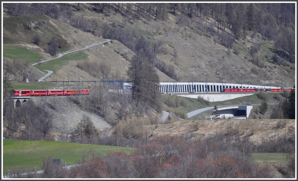 RE1236 nach Chur und Disentis wartet in Sagliains auf den R1936 aus Pontresina. Zu sehen ist auch die Gallerie fr die Autos, die auf die Vereinzge verladen. (21.04.2012)