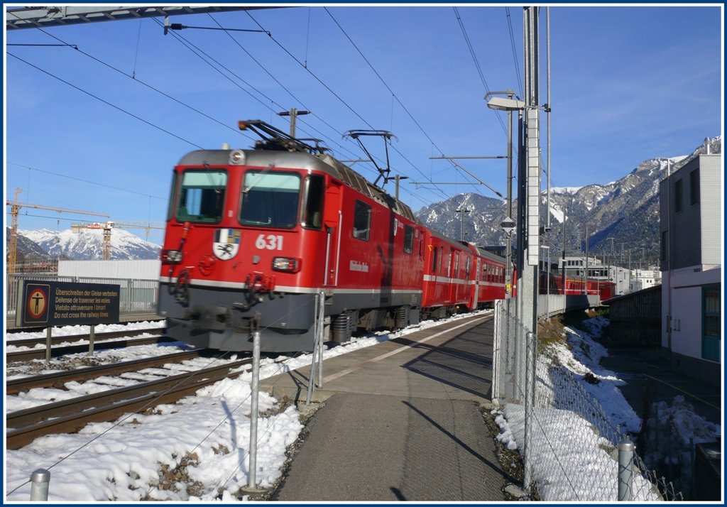 RE1236 nach Disentis mit Ge 4/4 II 631  Untervaz  fhrt ohne Halt durch Chur West. (03.12.2009)