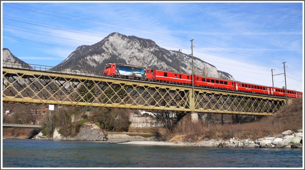 RE1236 nach Disentis mit Ge 4/4 II 615  Klosters  auf der Hinterrheinbrcke bei Reichenau-Tamins. (08.02.2011)