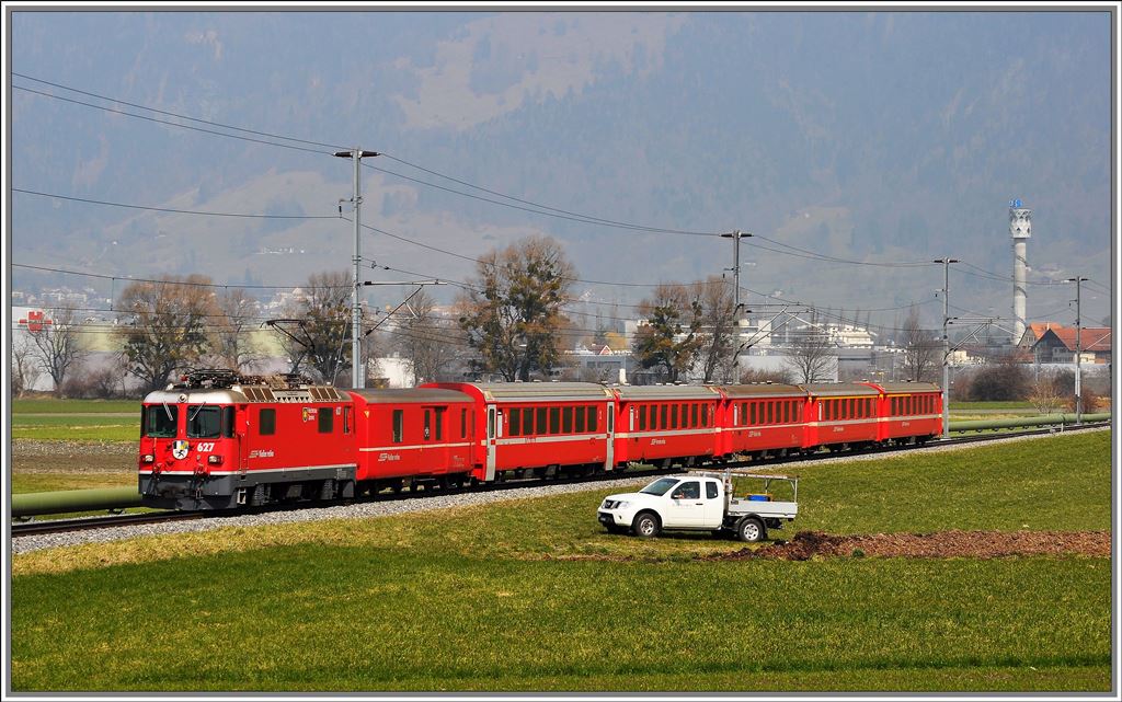 RE1236 Scuol-Tarasp nach Disentis/Mustr zwischen Igis und Zizers. Zuglok ist die Ge 4/4 II 627  Reichenau-Tamins . (02.04.2013)