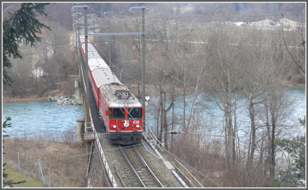 RE1237 aus Disentis mit Ge 4/4 II 628  S-chanf  berquert den Hinterrhein bei Reichenau-Tamins. (24.01.2011)