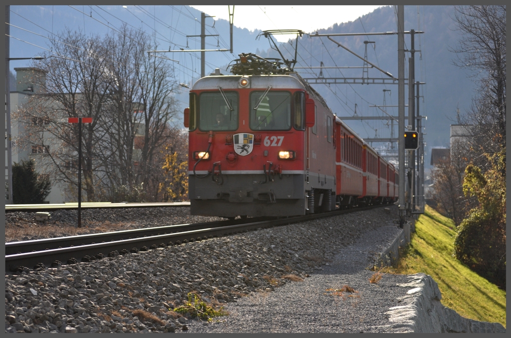 RE1237 mit Ge 4/4 II 627  Reichenau-Tamins  in Chur Wiesental. (04.12.2011)