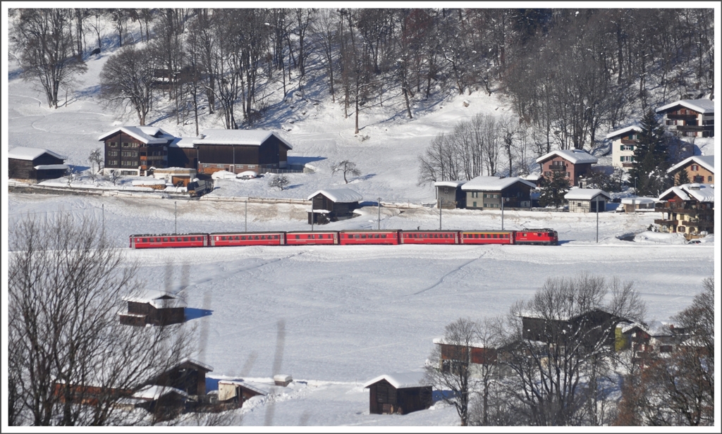 RE1237 mit Ge 4/4 II 624  Celerina  kurz vor Kloters Dorf. (23.12.2011)