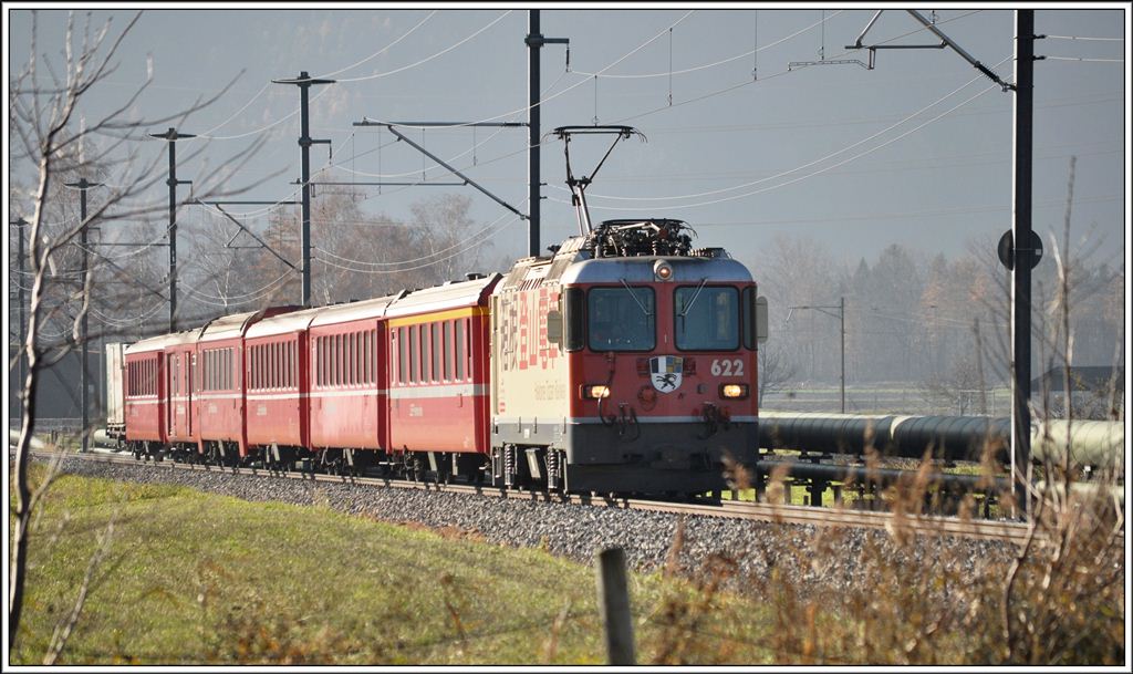 RE1237 mit Ge 4/4 II 622  Arosa  nach Scuol-Tarasp bei Igis. (20.11.2012)