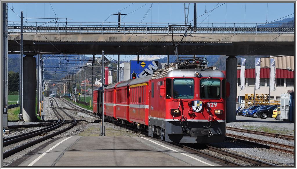 RE1237 mit Ge 4/4 II 629  Tiefencastel  in Felsberg. (25.04.2013)