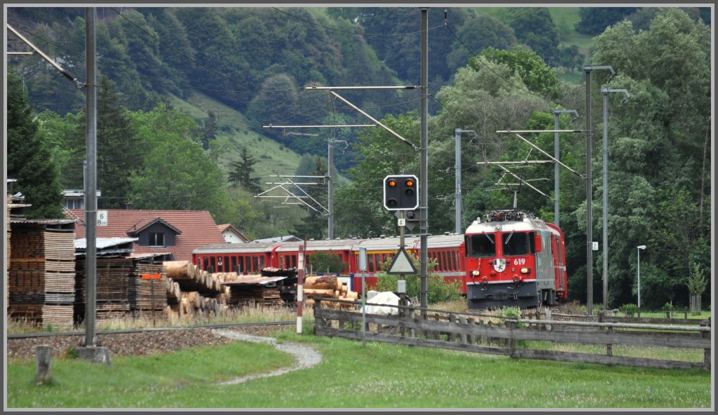 RE1240 aus Scuol/Tarasp mit Ge 4/4 II 619  Samedan  zwischen Grsch und Seewis-Valzeina. (07.06.2011)