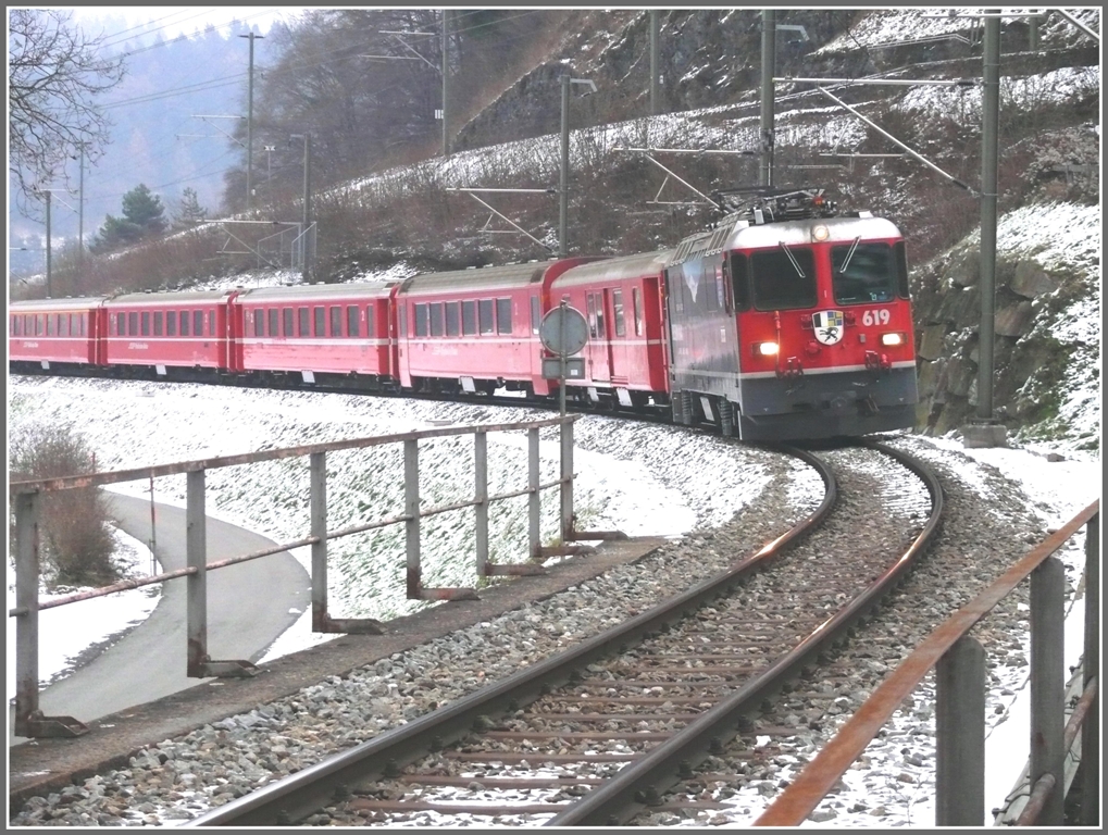 RE1240 mit Ge 4/4 II 619  Samedan  bei der Rheinbrcke in Reichenau-Tamins. (01.12.2010)