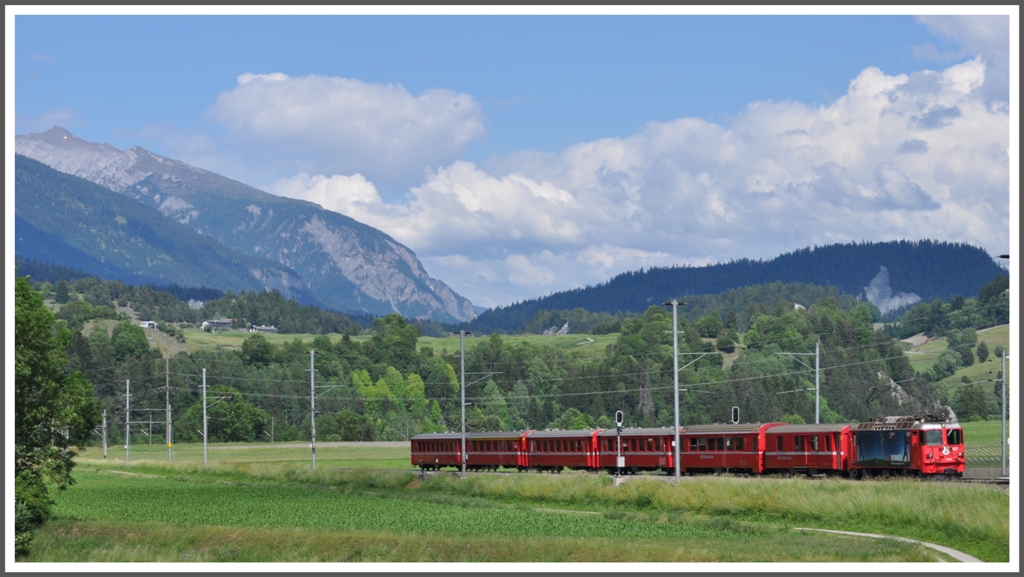 RE1240 mit Ge 4/4 II 617  Ilanz  hat die Rheinschlucht bei Castrisch verlassen. Foto entstand aus dem kreuzenden Gegenzug. (04.06.2011)