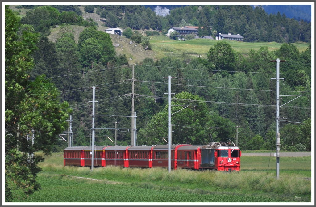 RE1240 mit Ge 4/4 II 617  Ilanz  bei Castrisch. Foto entstand aus dem kreuzenden Gegenzug. (04.06.2011)