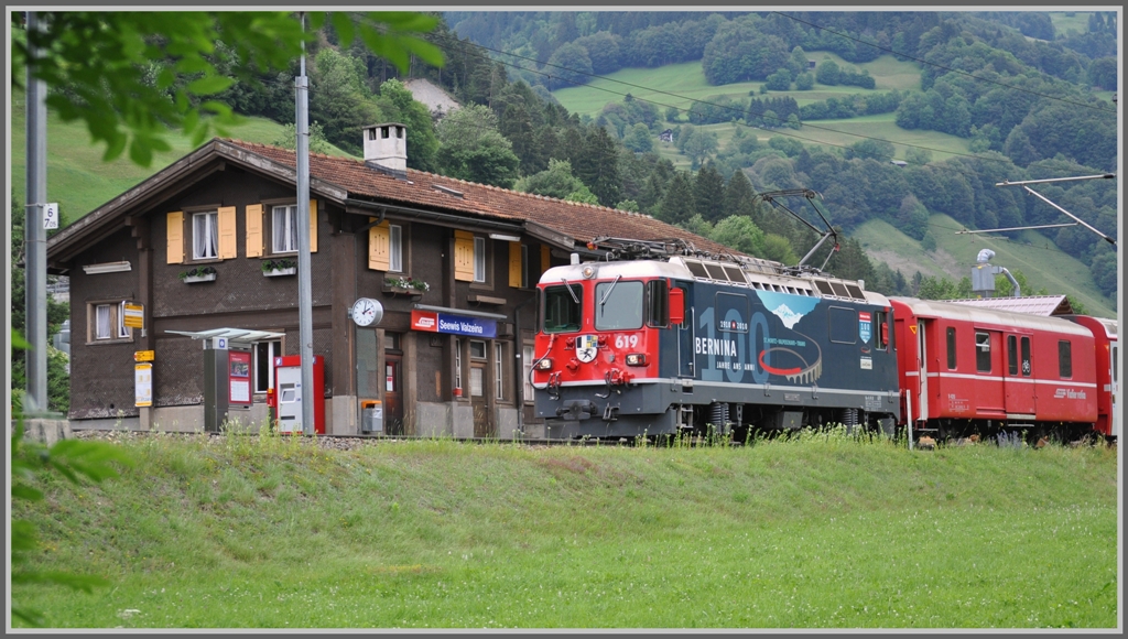 Re1240 mit Ge 4/4 II 619  Samedan  fhrt durch Seewis-Valzeina. (07.06.2011)