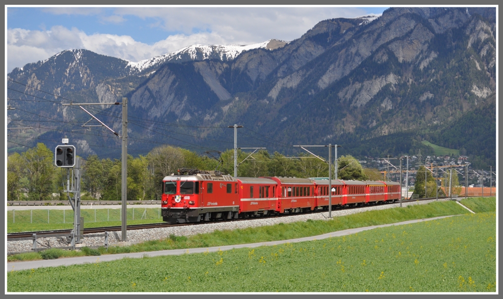RE1240 mit Ge 4/4 II 618  Bergn/Bravuogn  nach Disentis bei Felsberg. (02.05.2012)