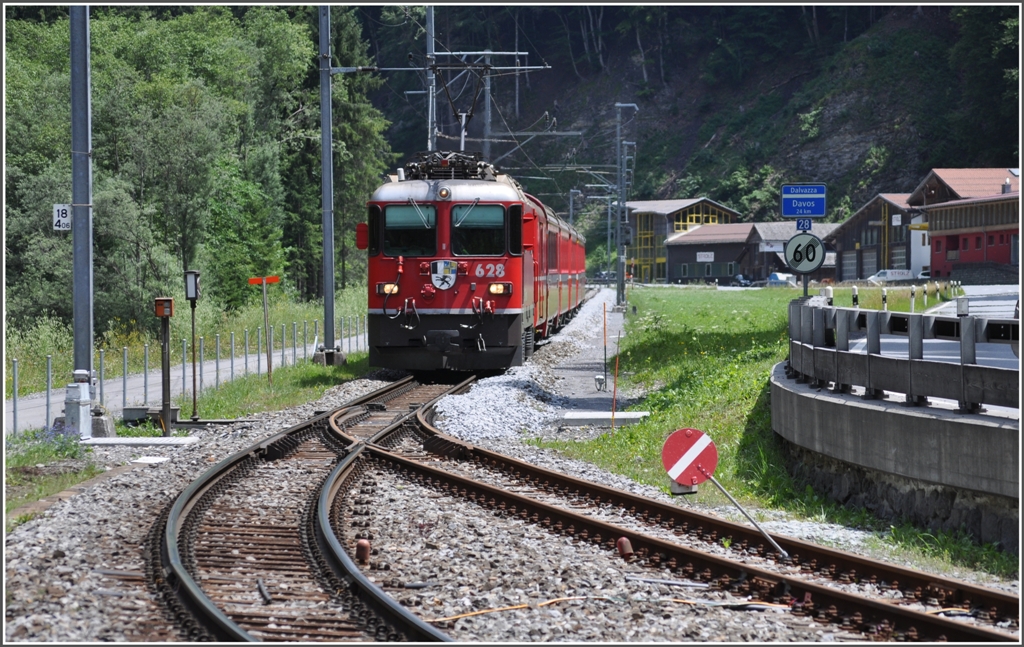 RE1240 mit Ge 4/4 II 628  s-chanf  in Fideris, wo momentan Gleis 1 umgebaut wird. (05.07.2012)