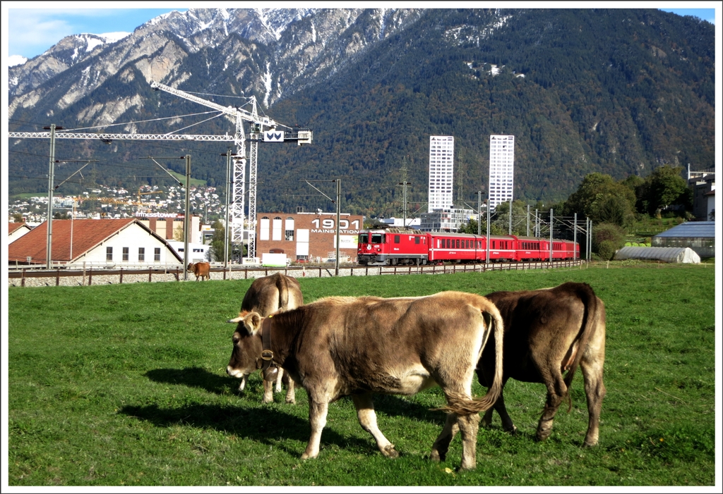 RE1240 mit Ge 4/4 II 629  Tiefencastel  bei Chur West. (17.10.2012)