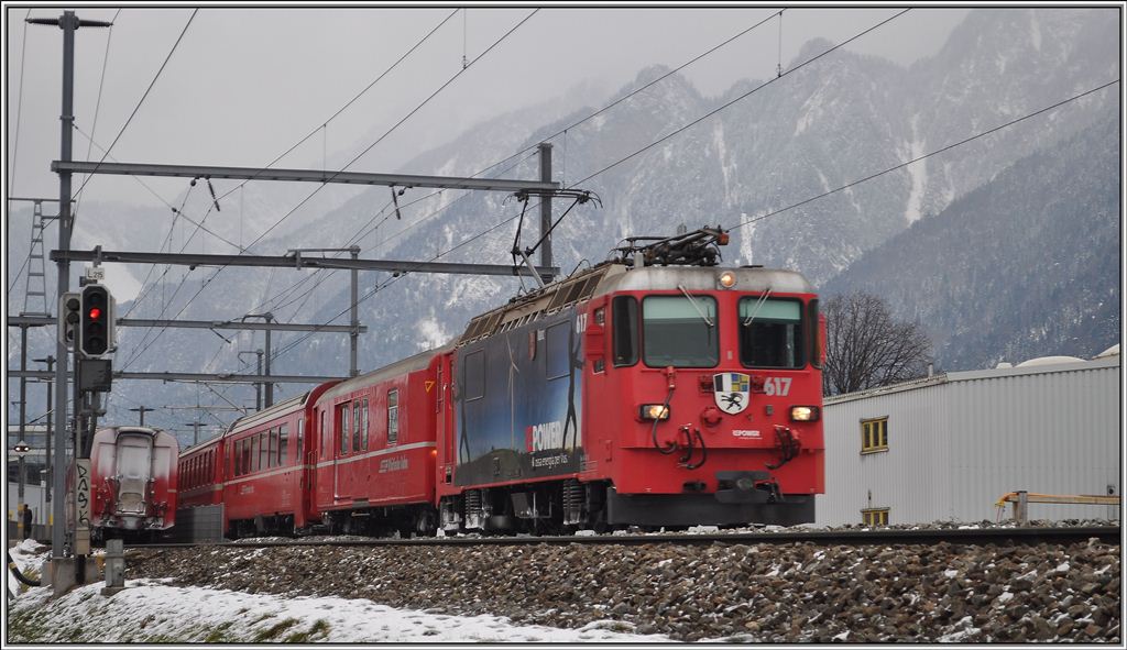 RE1240 mit Ge 4/4 II 617  Ilanz  in Chur West. (16.01.2013)