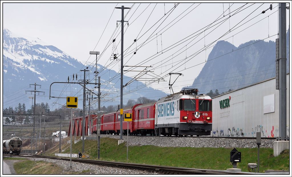 RE1240 mit Ge 4/4 II 616  Filisur  fhrt in Untervaz-Trimmis ein. (08.04.213)