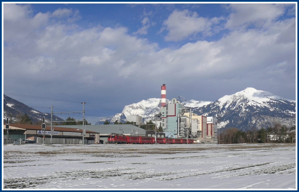 RE1240 mit Ge 474 II 614  Schiers  hat soeben Untervaz-Trimmis verlassen Richtung Chur. Hinter der KVA Trimmis erkennt man den Falknis und Vilan.
(20.12.2010)
