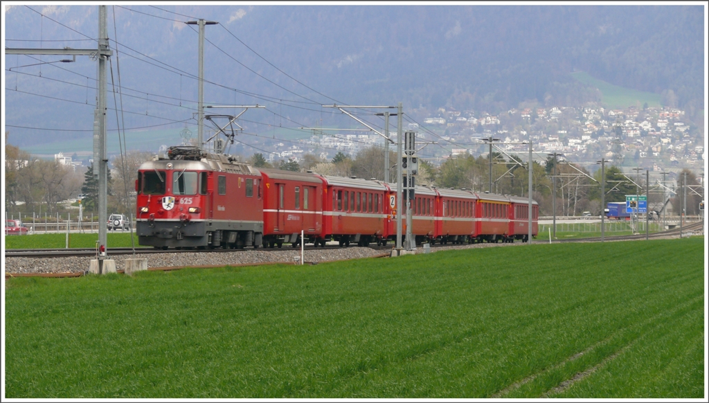 RE1240 nach Disentis mit Ge 4/4 II 625  Kblis  kurz vor Felsberg. (21.04.2010)