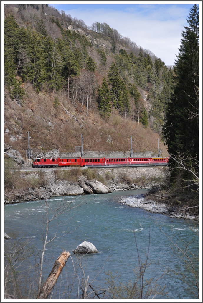 RE1240 in der Rheinschlucht bei Trin. (12.04.2012)