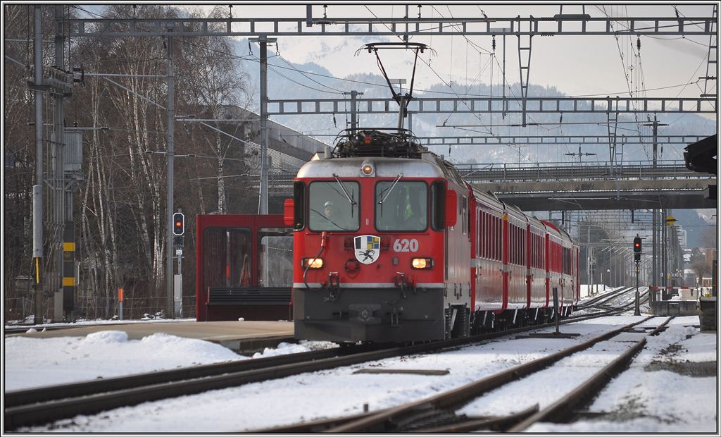 RE1241 Disentis - Scuol/Tarasp in Felsberg. Zuglok ist Ge 4/4 II 620  Zernez . (15.01.2013)