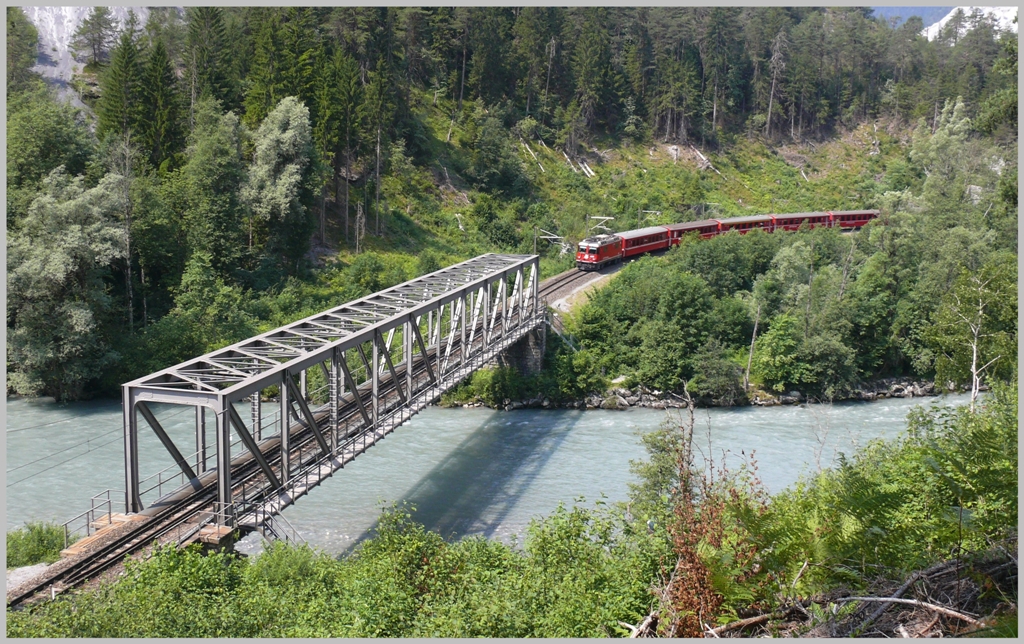 RE1241 mit Ge 4/4 II 620  Zernez  nhert sich der Rheinbrcke bei Versam-Safien. Auch der Wanderweg von Trin-Mulin fhrt ber diese Brcke, die zwischen Valendas und Reichenau-Tamins den momentan einzigen bergang ber den Rhein darstellt. Die neue Hngebrcke in Trin Station ist im Bau. (04.07.2010)