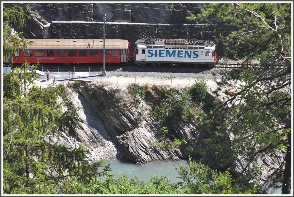 RE1241 mit Ge 4/4 II 616  Filisur  umkurvt die Ruine Wackenau unterhalb von Trin. (20.05.2011)